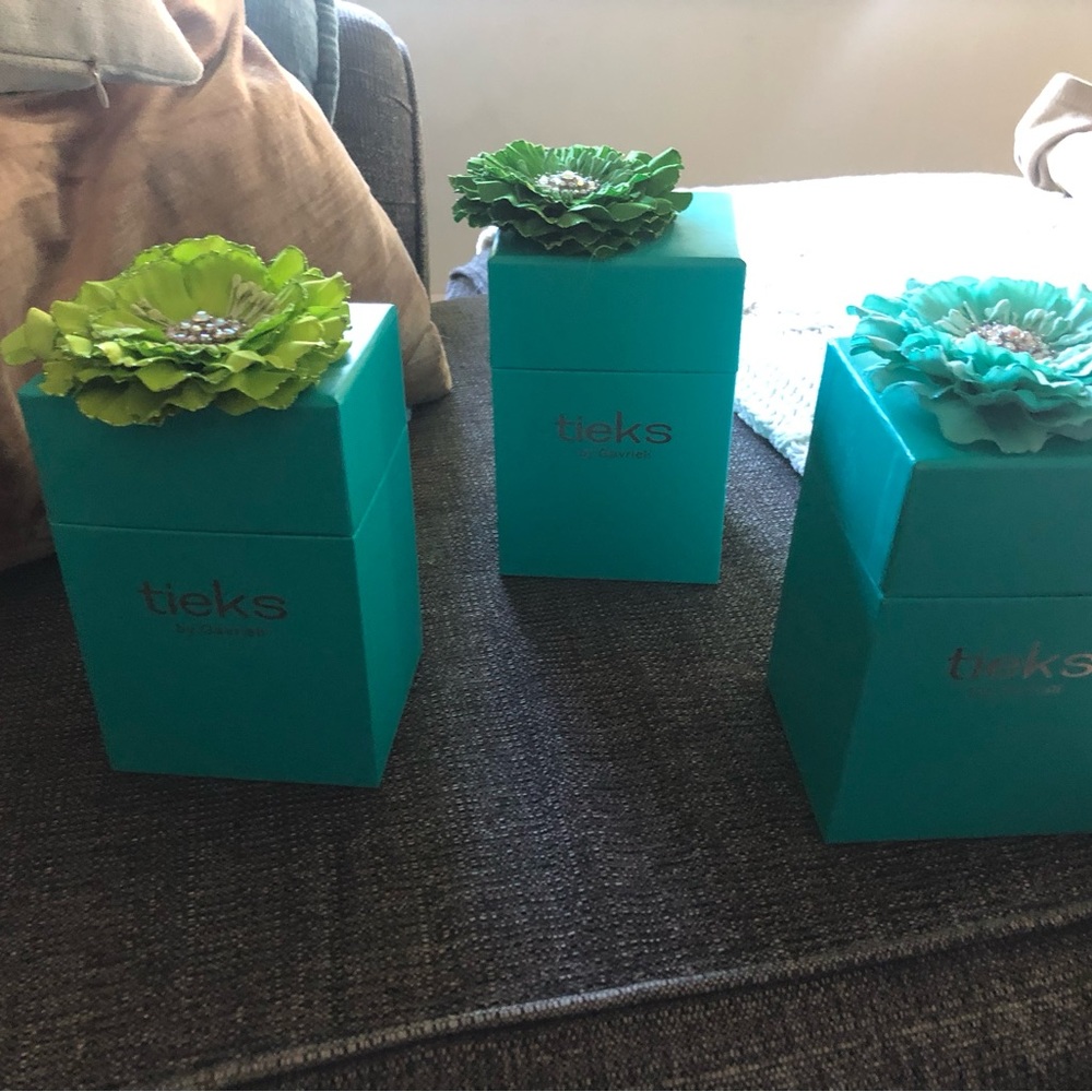 Teiks boxes with flowers